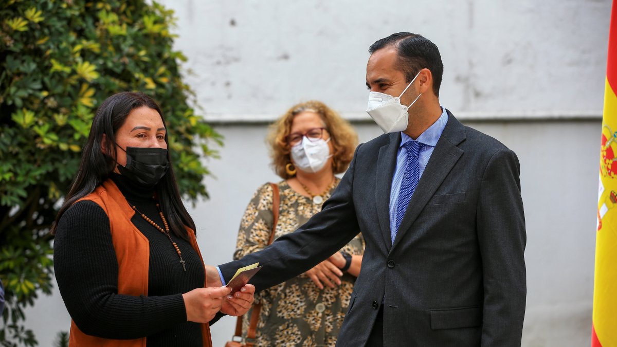 El ministro de Relaciones Exteriores y Movilidad Humana, Juan Carlos Holguín (d), entrega el pasaporte a Mónica Pérez (i)