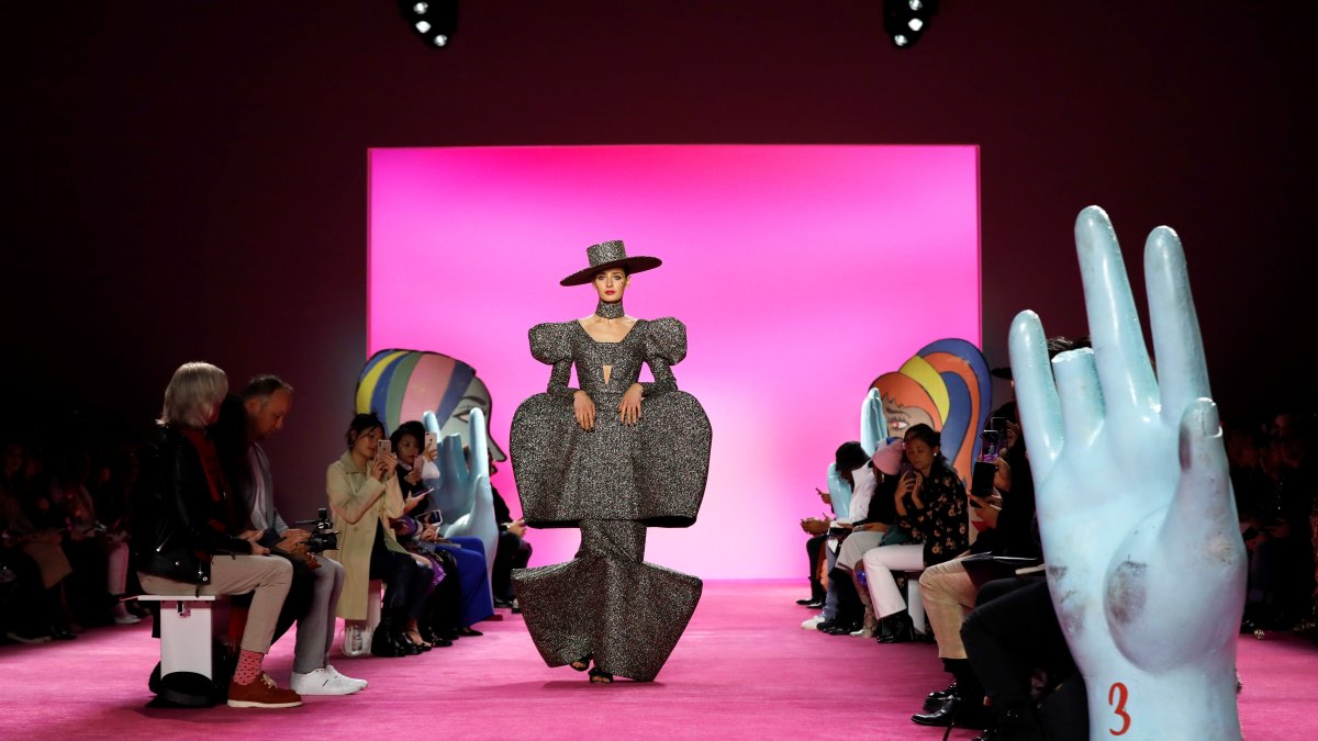 Fotografía de archivo fechada el 6 de febrero de 2020 donde aparece una modelo mientras luce una prenda de la colección del diseñador estadounidense Christian Siriano