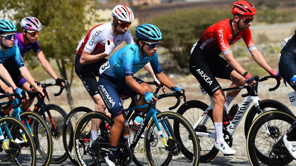 En menos de tres meses el ciclista ecuatoriano (c) pasó de la plantilla de desarrollo del Astana a integrar el equipo élite.