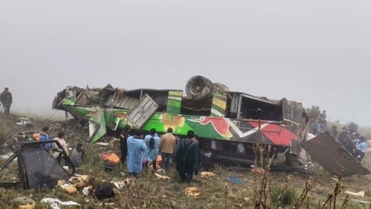 Fotografía cedida por New Noticias que muestra el bus accidentado hoy en una zona rural de la provincia de Pataz. Al menos 20 personas fallecieron y otras 33 resultaron heridas.