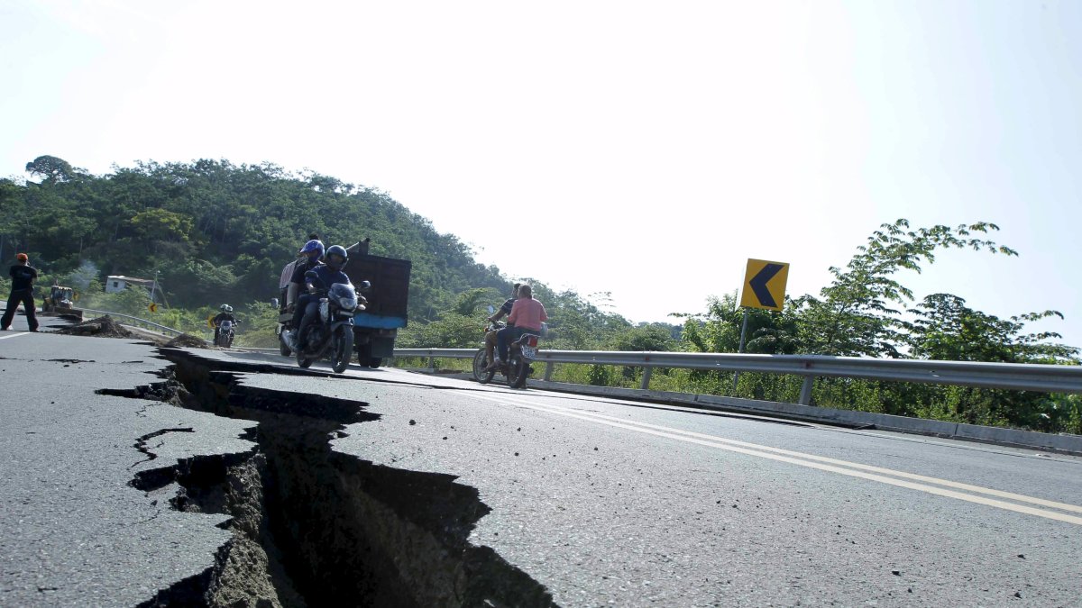 2016. El terremoto de 7,8 grados en la escala de Richter que sacudió a Ecuador afectó varias carreteras.