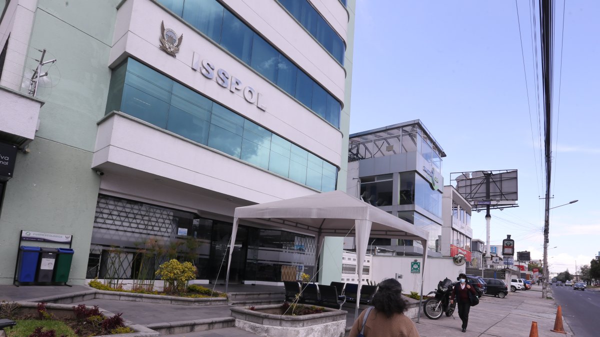 Fachada de la institución, en su sede en Quito.