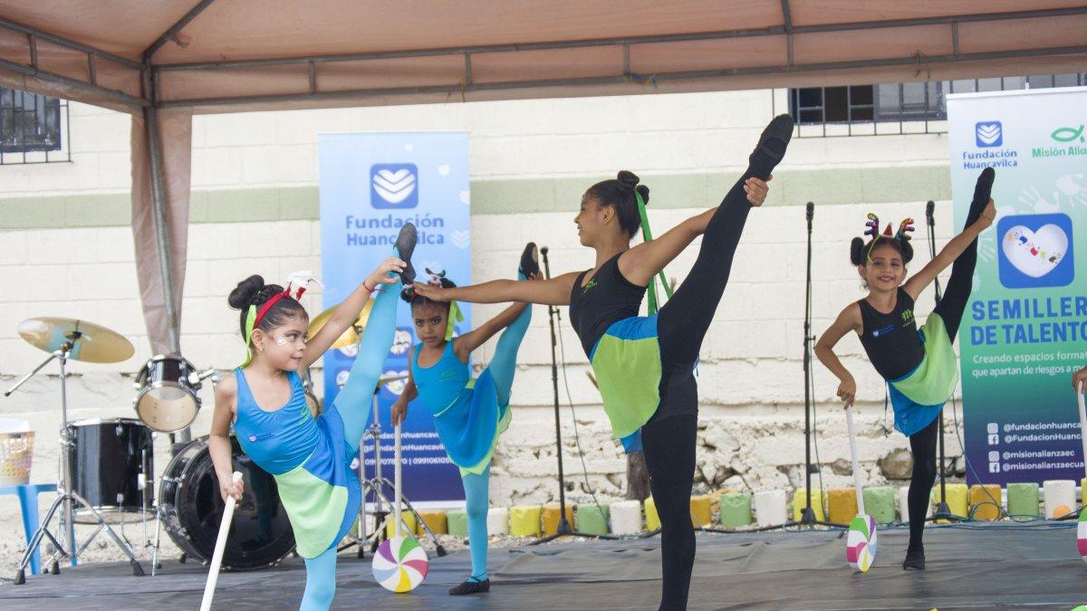 Danza. Unos 112 adolescentes y niñas se preparan en varios géneros rítmicos.