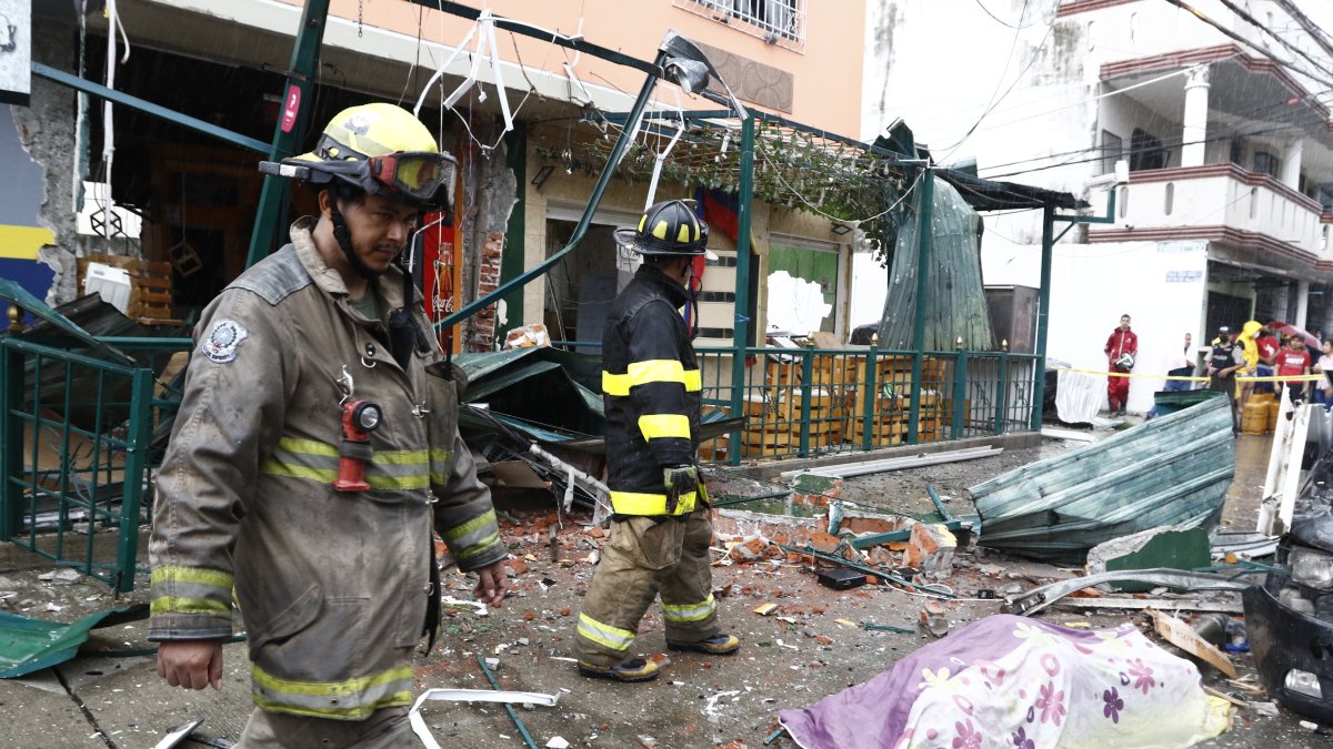 Deceso. El cadáver del cuidador de carros Jorge Asencio Pérez quedó sobre la vereda. Fue una de las tres víctimas mortales de la explosión. El siniestro ocurrió en un restaurante de la ciudadela.