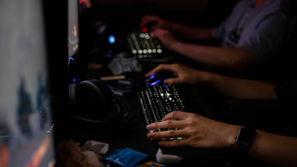 Según señaló el pasado año el jefe del equipo de la OMS que recopiló la lista, Robert Jakob, signos como no poder parar de jugar en internet o con una consola, desatender las amistades o el trabajo a causa de ello, en periodos superiores a un año, pueden ser síntomas de esta adicción.