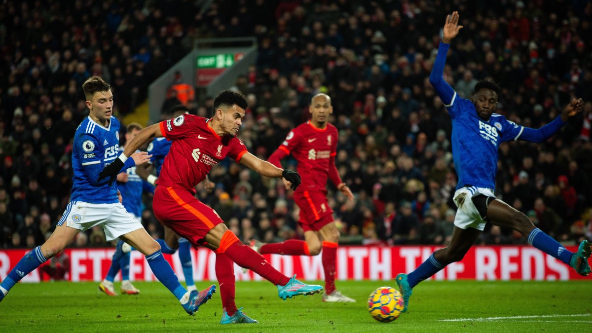 El colombiano Luis Díaz tuvo una gran presentación con el Liverpool ante el Leicester.