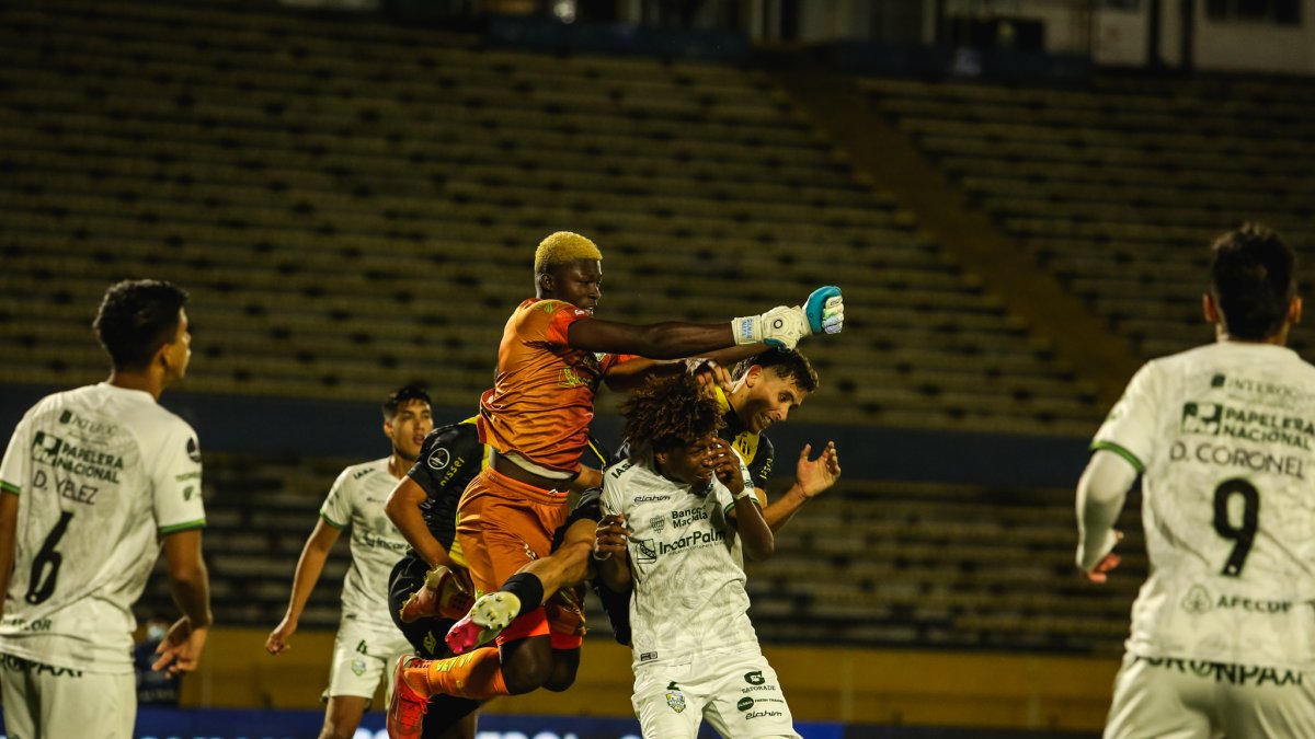 Orense derrotó a Guaraní en el estadio Olímpico Atahualpa y se quedó con el liderato del grupo C