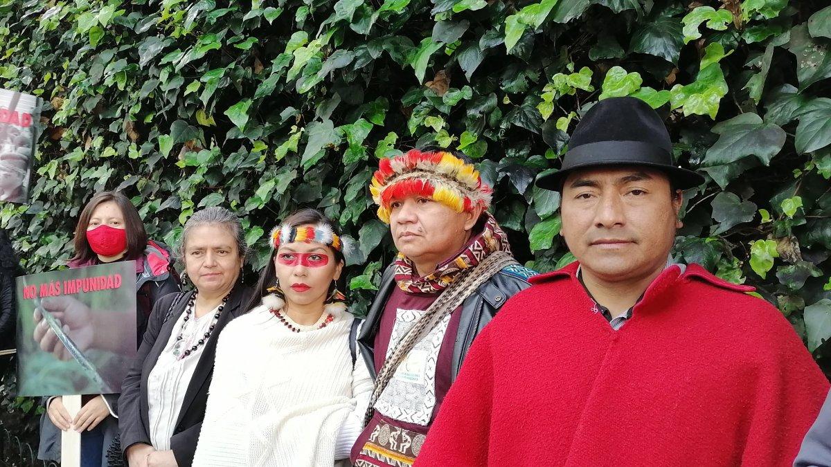 El líder de de la Conaie, Leonidas Iza (der.), criticó que el Estado no ha garantizado los derechos de los pueblos nativos. Aquí en una reciente protesta contra el derrame de crudo en la Amazonía.