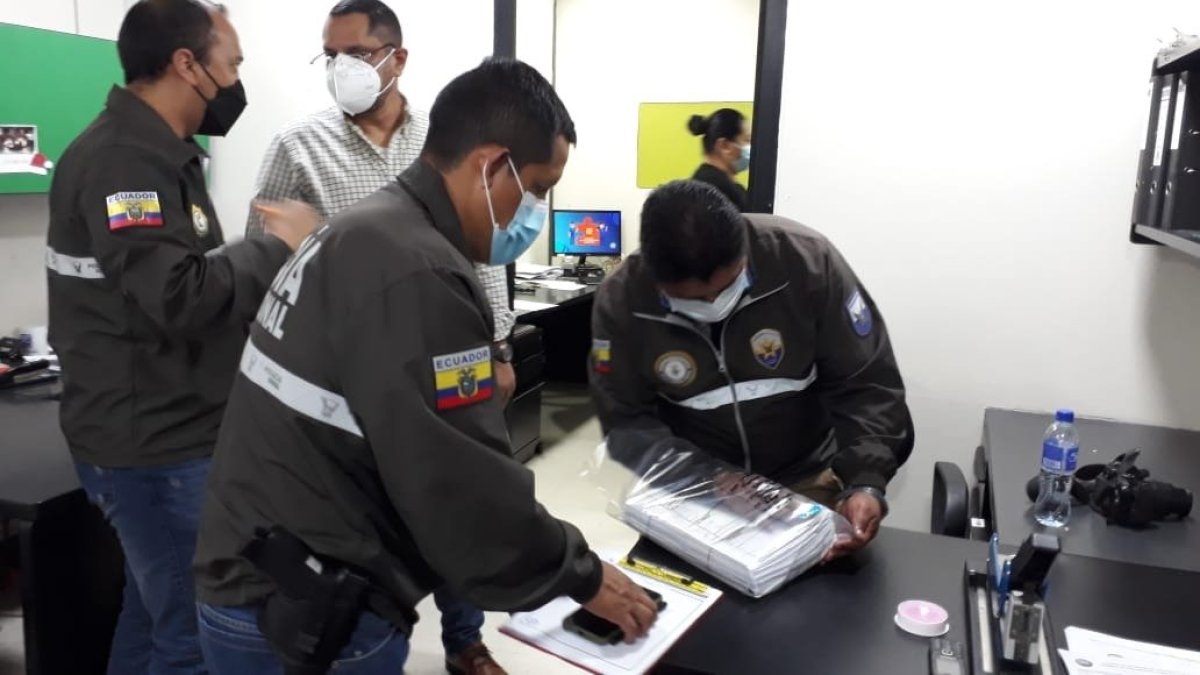 Momento en que se hace el registro de documentación vinculada con la denuncia.