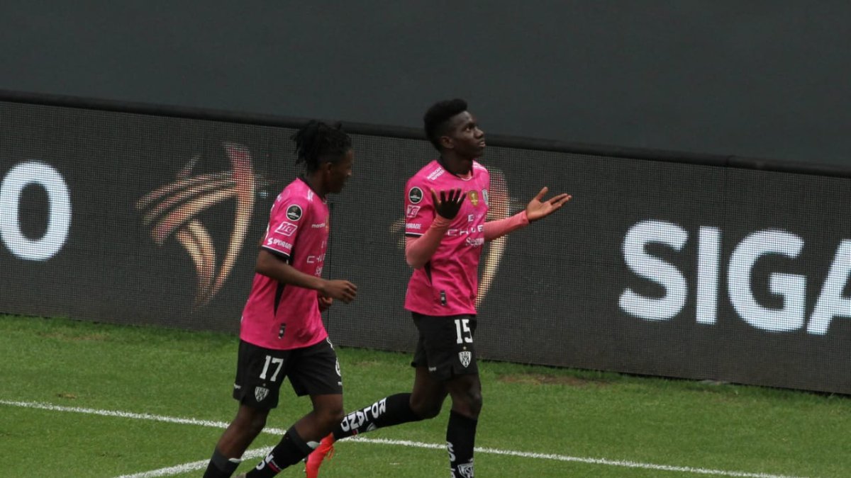 Maikel Caicedo (15) celebra el primer gol de los rayados ante Blooming.