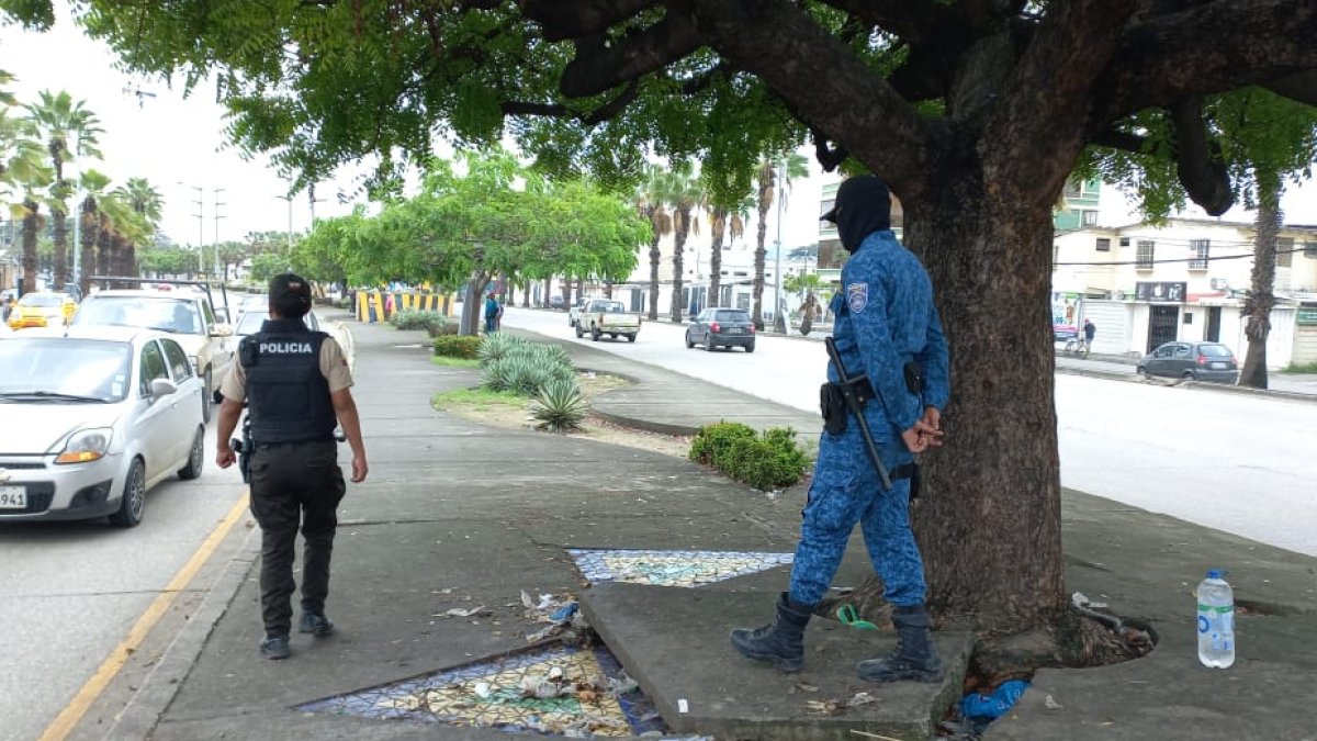Personal de la Policía Nacional recorrió un tramo de la avenida para desalojar a personas sospechosas.
