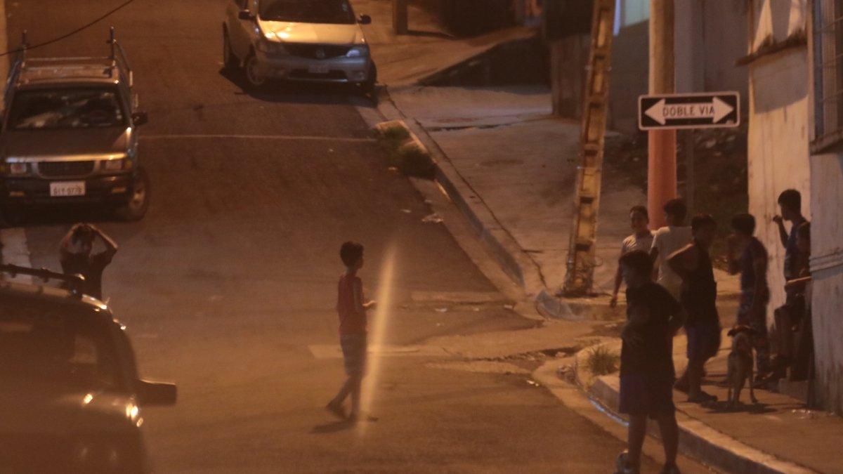 Los niños solo pueden estar en las calles hasta que hay luz natural.