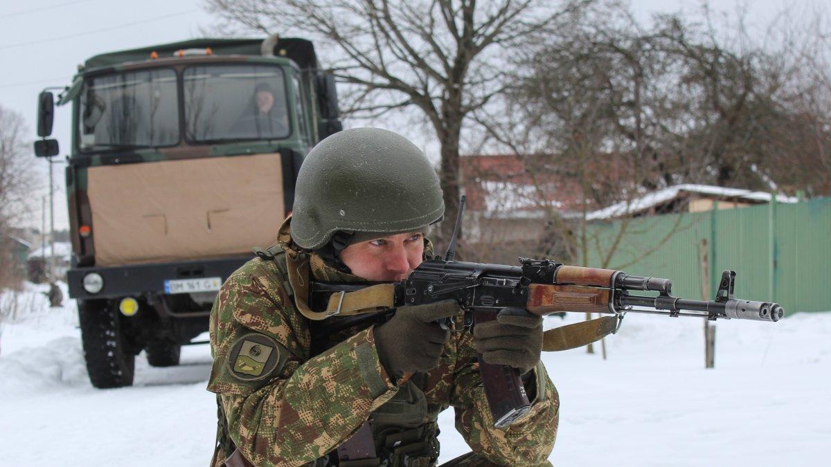 Militares de Ucrania participan en ejercicios tácticos y especiales, por si acaso Rusia decida en algún momento invadir su país. EFE/ OL