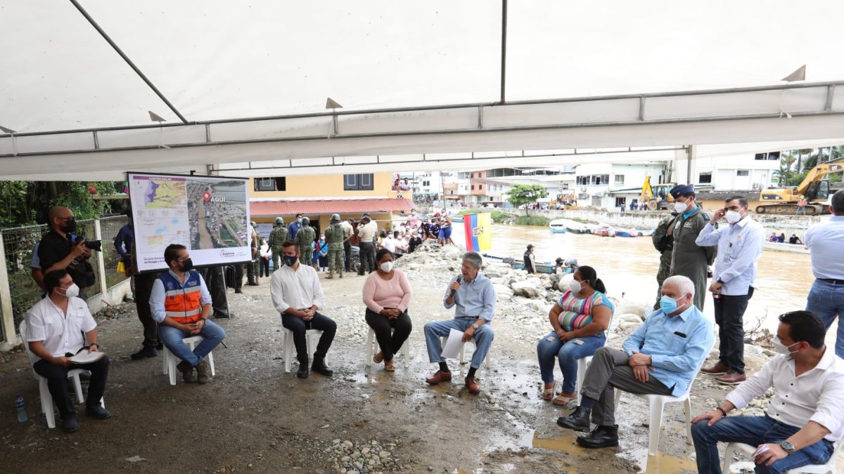 Encuentro. Jonathan Molina, alcalde de Balao (i), escucha los reclamos del presidente Guillermo Lasso (d).