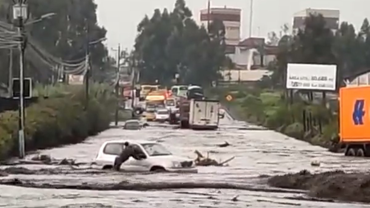Temporal. En Sangolquí se desbordó el río San Nicolás este viernes 11 de febrero de 2022