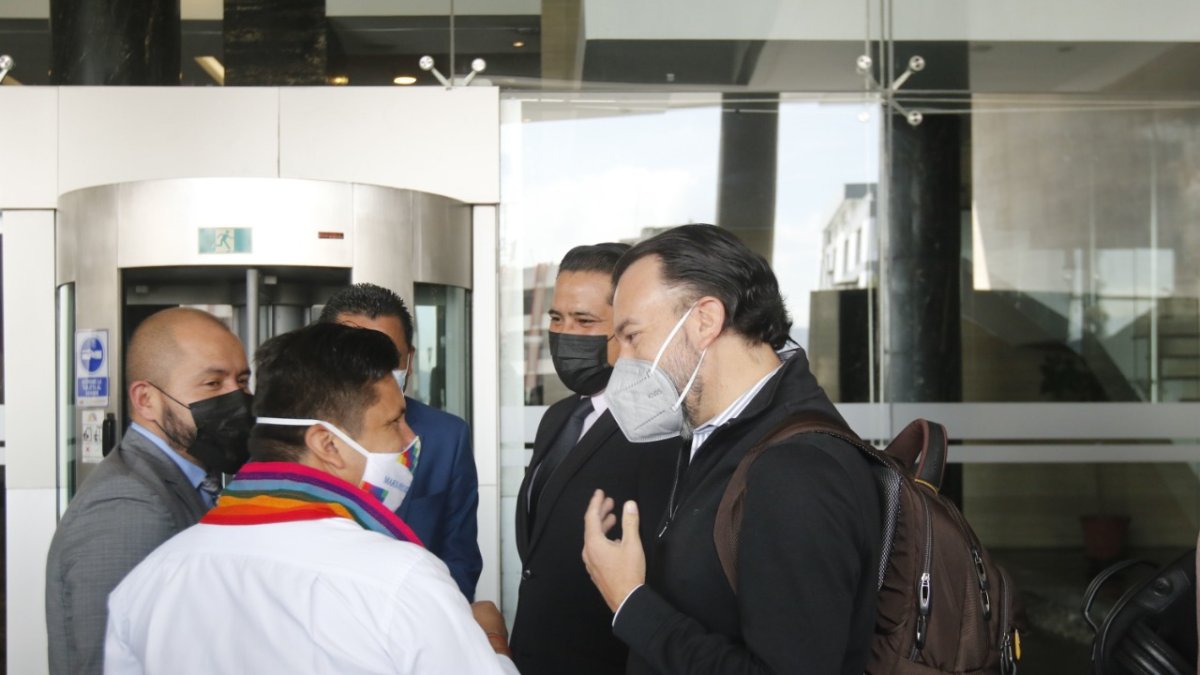Cercanía. El jueves pasado, Alejandro Jaramillo sostuvo un ameno diálogo con Mario Ruiz (Pachakutik), Ronny Aleaga y Pabel Muñoz, del correísmo.