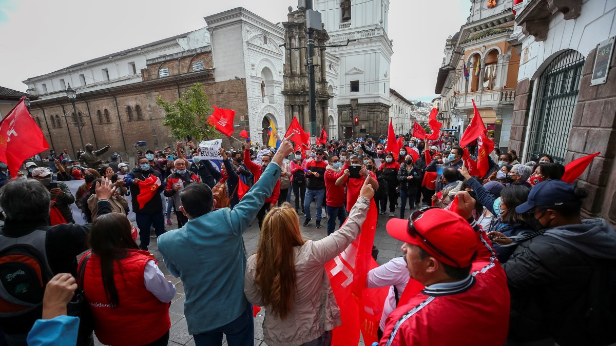 Cientos de profesores ecuatorianos fueron registrados este viernes al protestar contra las políticas educativas y salariales del Gobierno