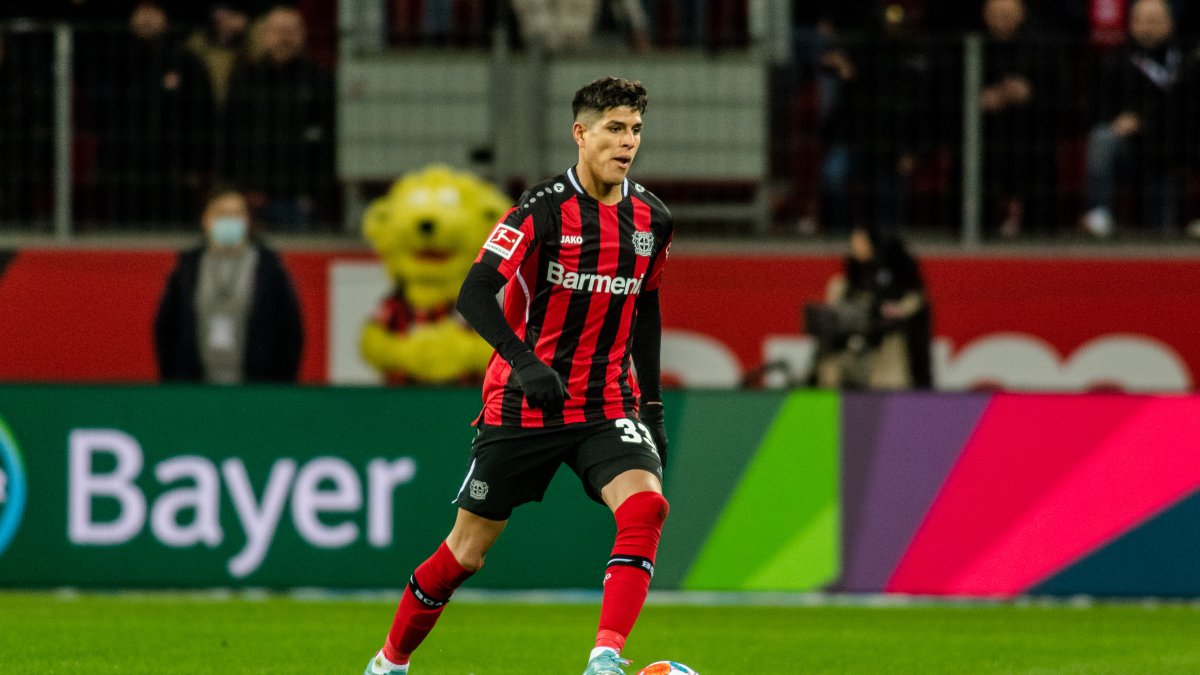 El defensa ecuatoriano Piero Hincapié como titular en Bayer Leverkusen contra Stuttgart en la Bundesliga