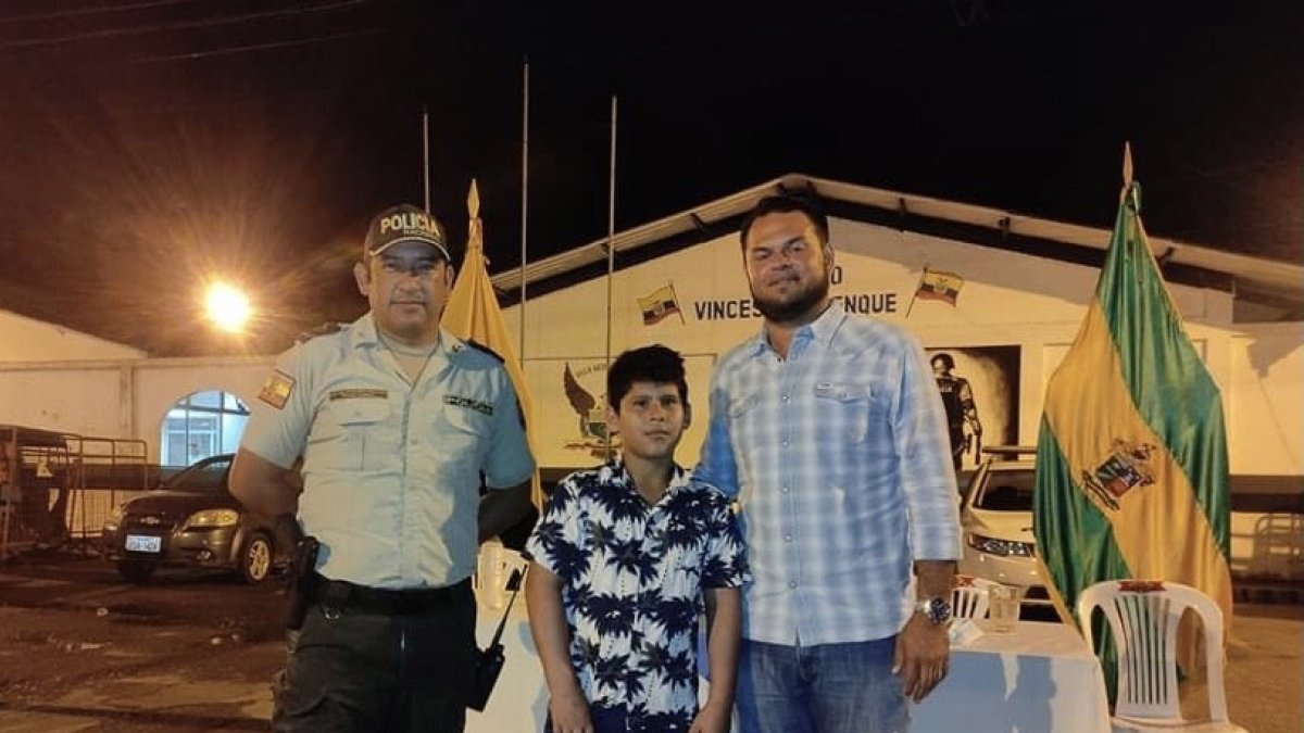 Acción. Autoridades realizaron un acto simbólico para agradecerle al menor y entregaron obsequio.