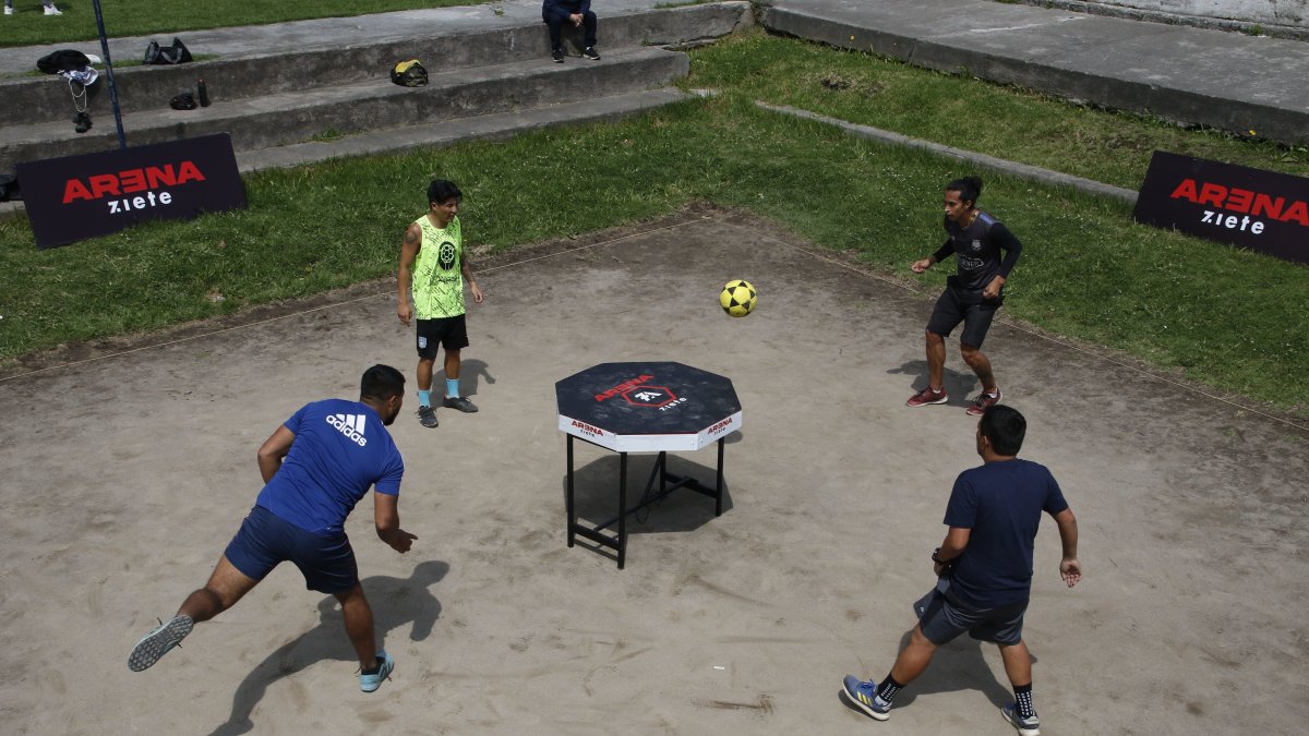 El foot table no tiene una cancha para cada equipo. Se puede correr en todas las direcciones.