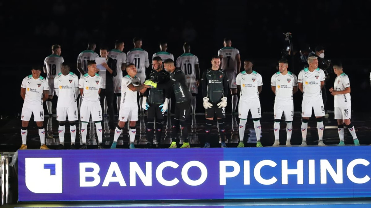 Los integrantes del primer equipo de Liga de Quito y el uniforme principal para la temporada 2022