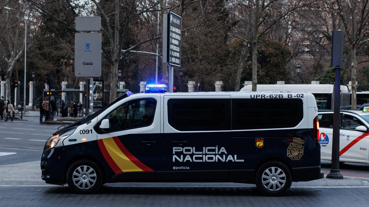 Un vehículo de Policía Nacional el día en que ha comenzado un plan específico contra las bandas juveniles, en Atocha, a 10 de febrero de 2022, en Madrid