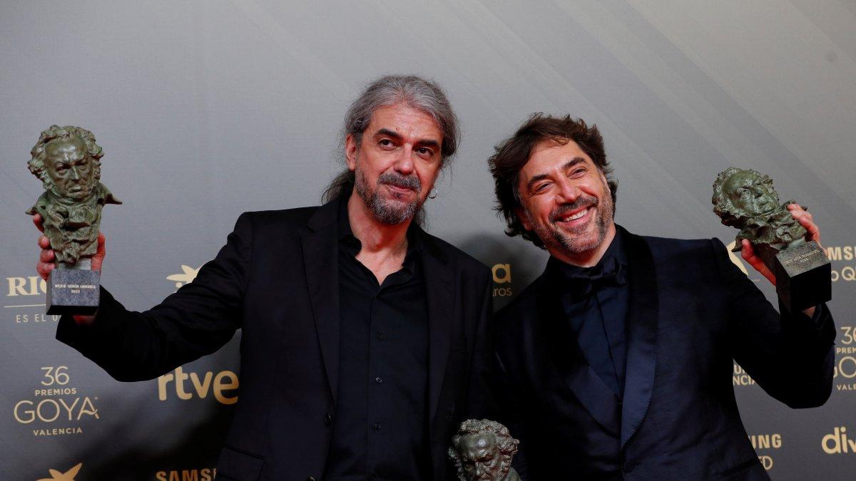 Fernando León de Aranoa y Javier Bardem posan con los Goya conseguidos.