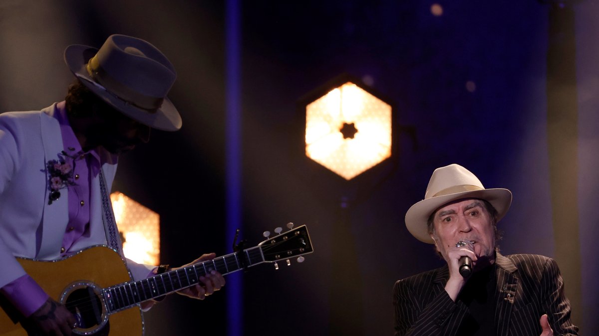 Joaquín Sabina acompañado por Leiva a la guitarra.