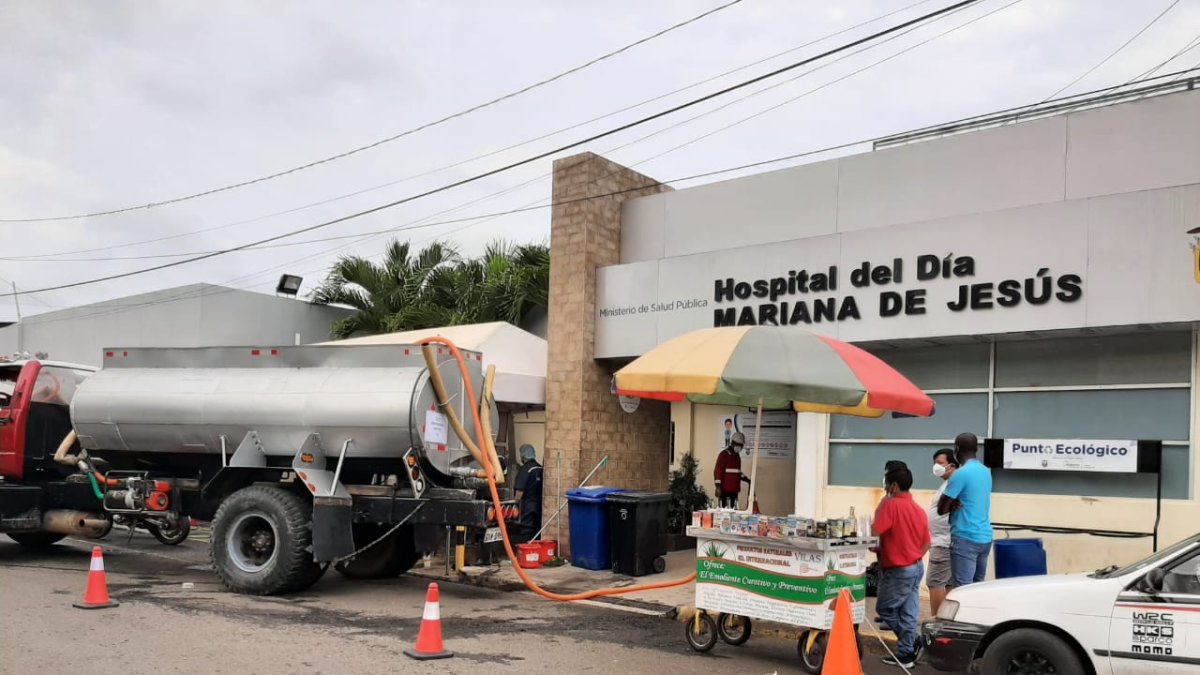 Interagua abasteció del líquido vital a los hospitales de la ciudad.