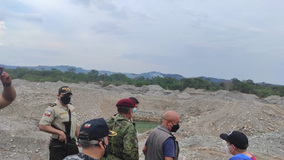Operación. Los ministros de Defensa Luis Hernández y de Gobierno Alexandra Vela, en el sitio de la minería ilegal.