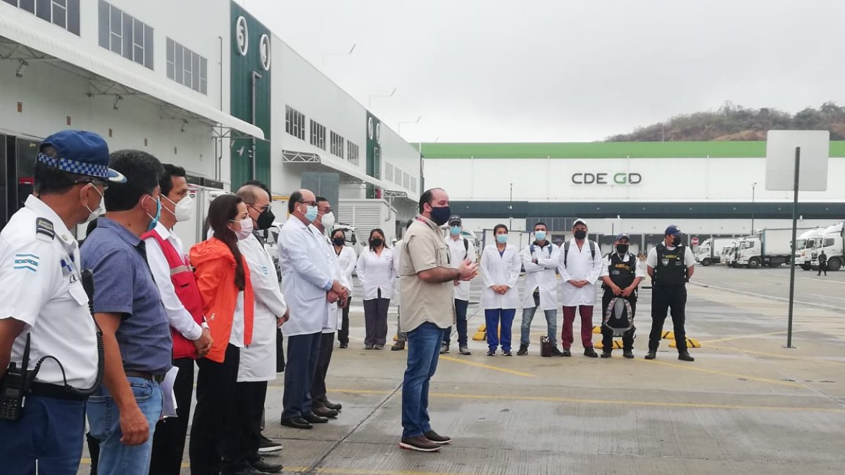 Personal del Municipio de Guayaquil, en un acto público.