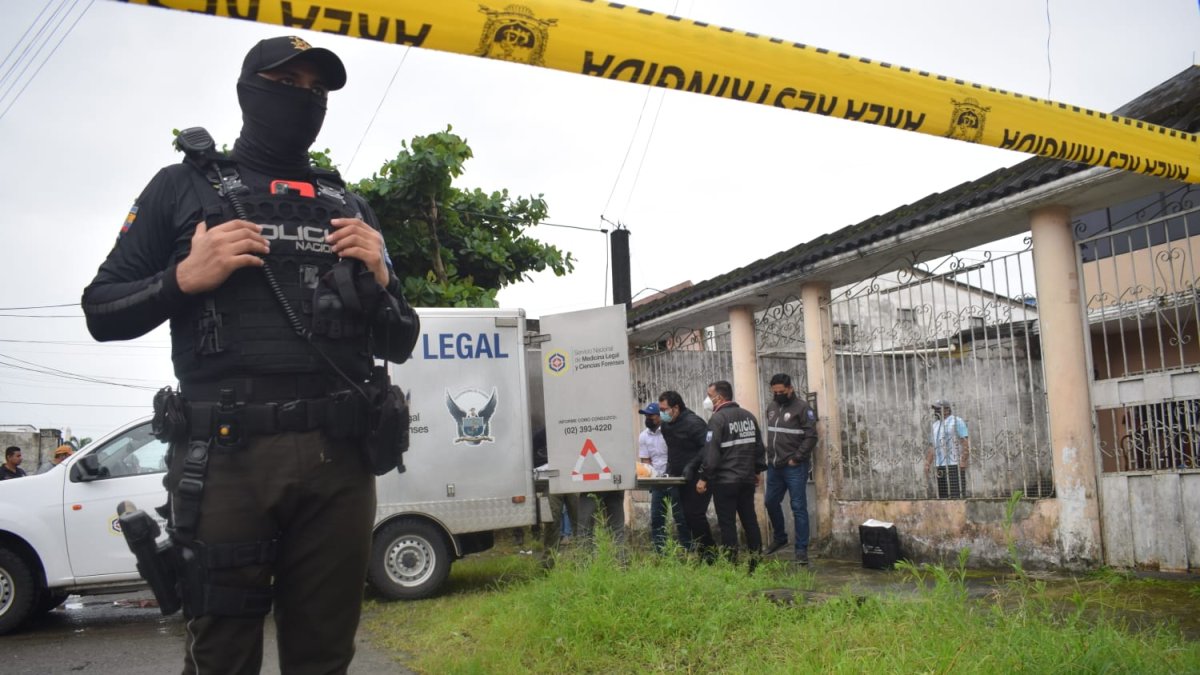 La Policía llegó al lugar para levantar indicios que ayuden a esclarecer las motivaciones del caso