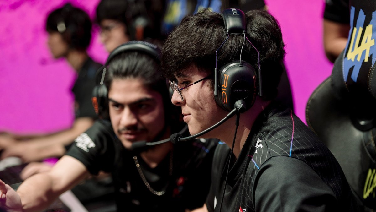 Fotografía cedida este domingo por Riot Games en la que se registró a un par de jugadores del equipo Rainbow7