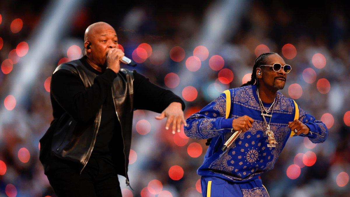 Los raperos estadounidenses Dr. Dre (i) y Snoop Dogg (d) fueron registrados este domingo, durante el espectáculo del medio tiempo del Super Bowl LVI