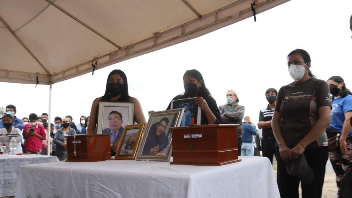 Acto. Decenas de personas acudieron a la zona cero para asistir a una eucaristía en honor a los fallecidos de La Comuna.