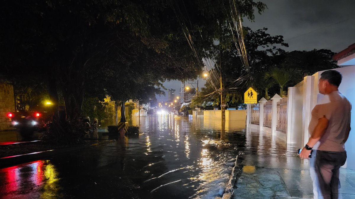 Las calles del norte de la ciudad se llenaron de agua rápidamente por la lluvia
