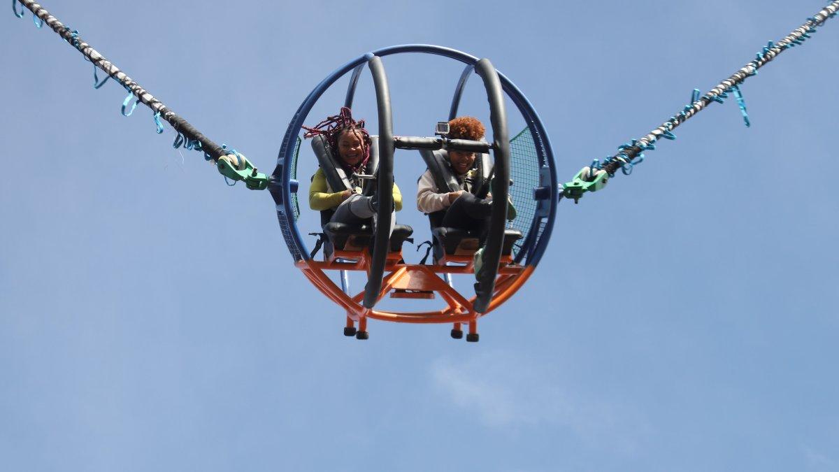 Las halteristas Neisi Dajomes y Angie Palacios disfrutaron de la catapulta mecánica.
