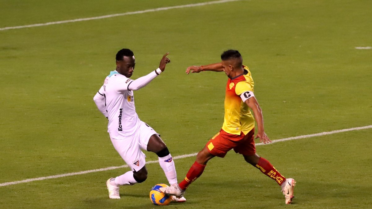Luis Caicedo (i) tuvo varios choques con el 10 del cuadro oriental, Víctor Figueroa. Los albos y los orientales igualaron 2-2 en un encuentro que tuvo de todo.