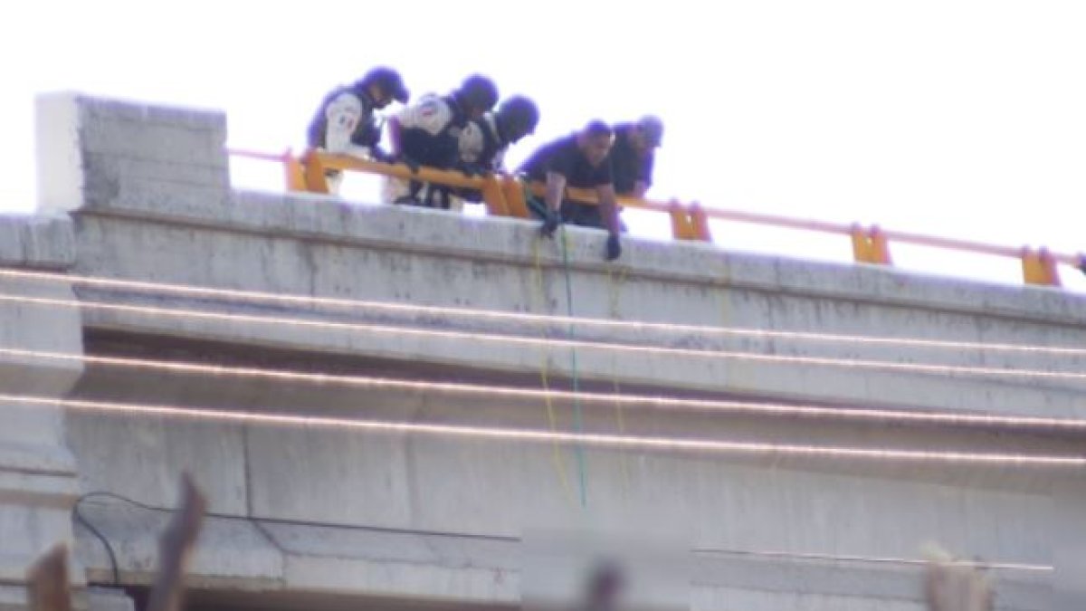 Foto de archivo de cuando policía mexicana descuelga uno de los cuerpos aparecido pendiendo de un puente en zacatecas (méxico), en noviembre de 2021.