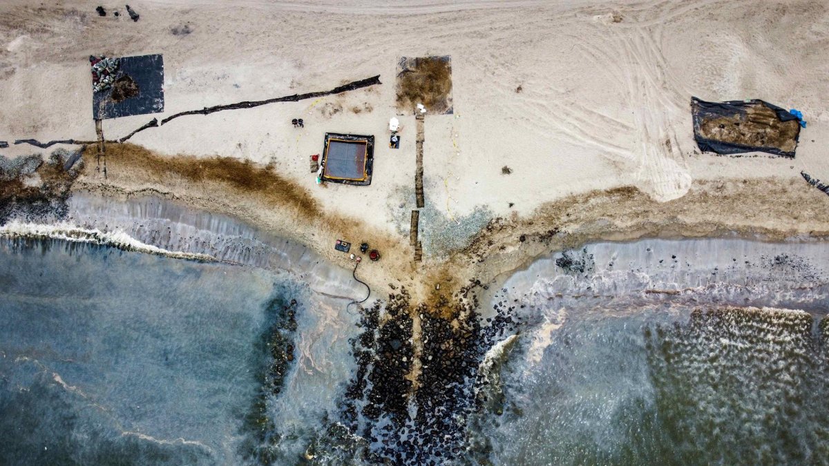 Fotografía aérea de dron que muestra las labores de limpieza en las playas de Ancón (Perú).