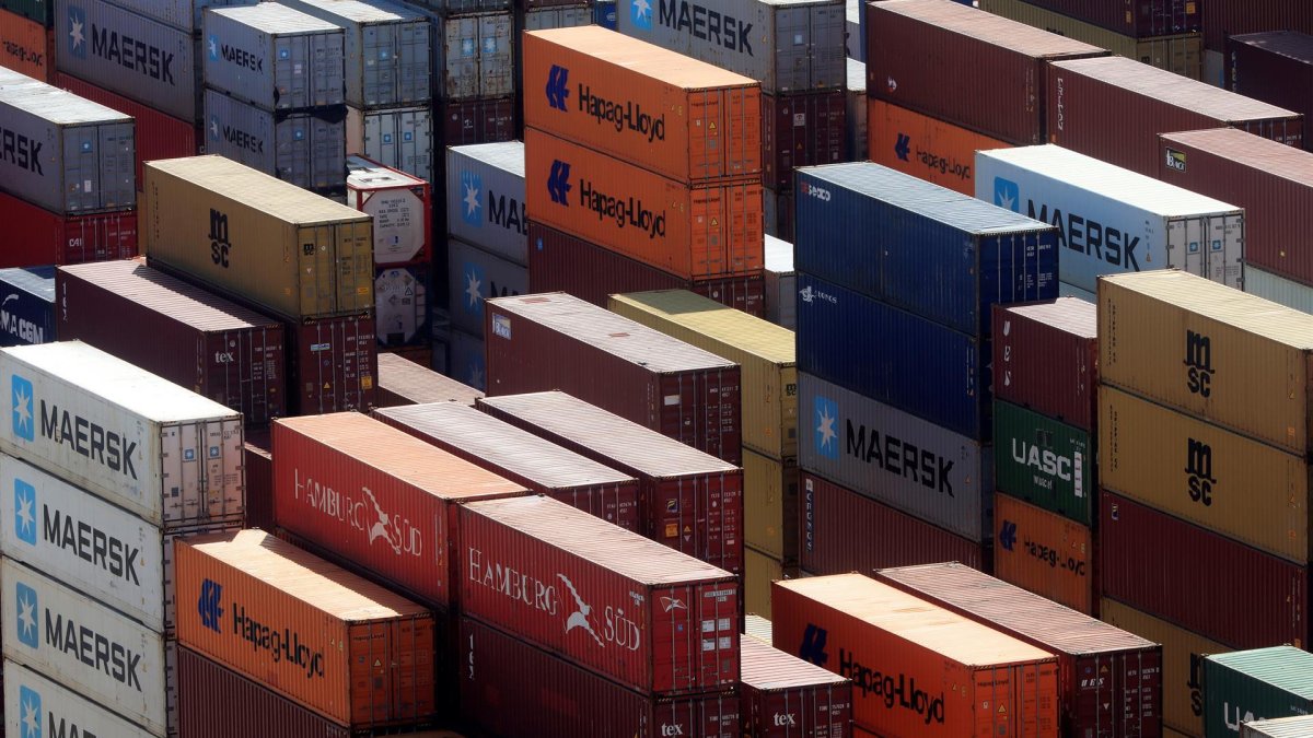 Fotografía de archivo que muestra contenedores en el puerto de Cartagena (Colombia).