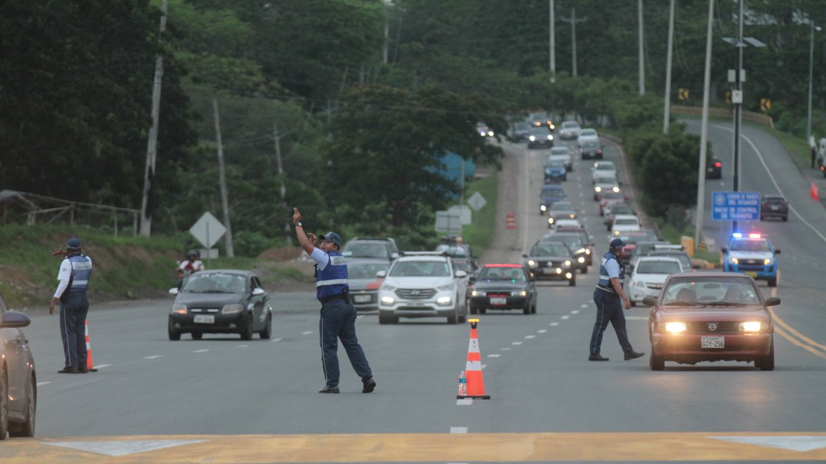Tarea. Este fin de semana se ejecutó un operativo con 70 agentes.