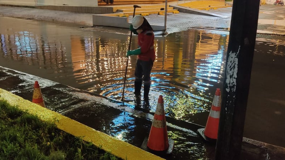 Hecho. Obreros de Interagua destaparon sumideros.