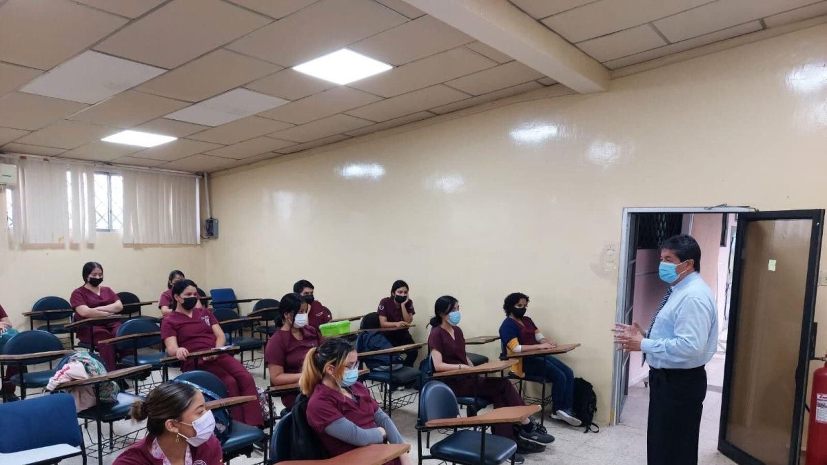 Los estudiantes de Medicina Veterinaria llegan a las aulas de la Universidad de Guayaquil.