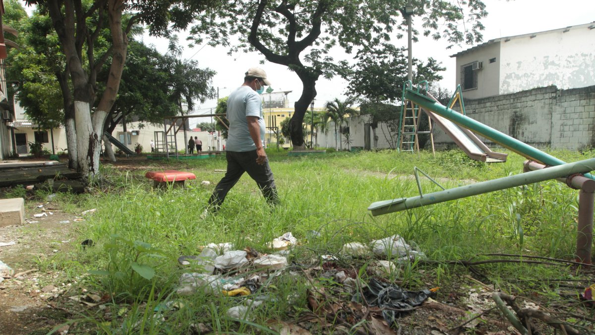 Para caminar dentro de los parques hay que sortear la maleza, la basura, los mosquitos y los delincuentes que han invadido estas áreas.