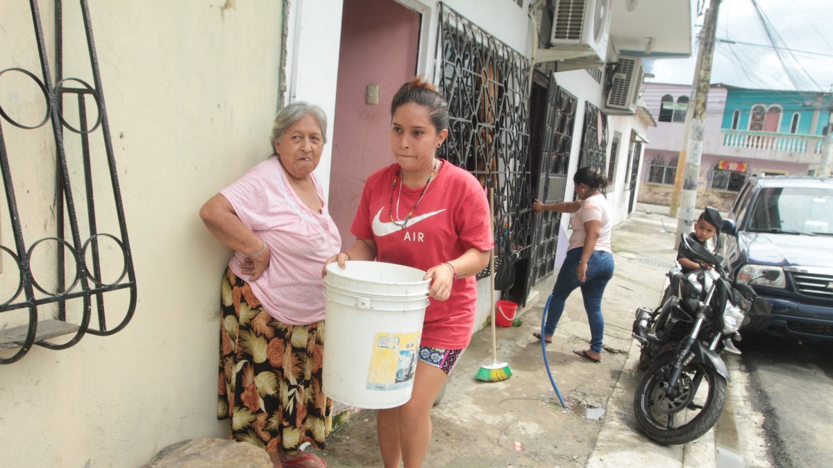 Las personas tuvieron que conseguir agua en balde para subsistir
