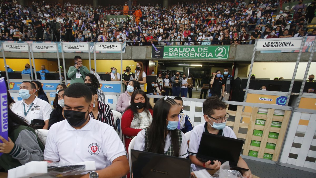 Los chicos están muy felices. La tecnología parece estar ya asentándose en esta ciudad./ EFE Eduardo Noriega