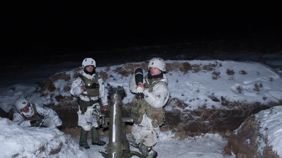 Militares de Ucrania realizan ejercicios para estar preparados en caso de una emergencia. / 