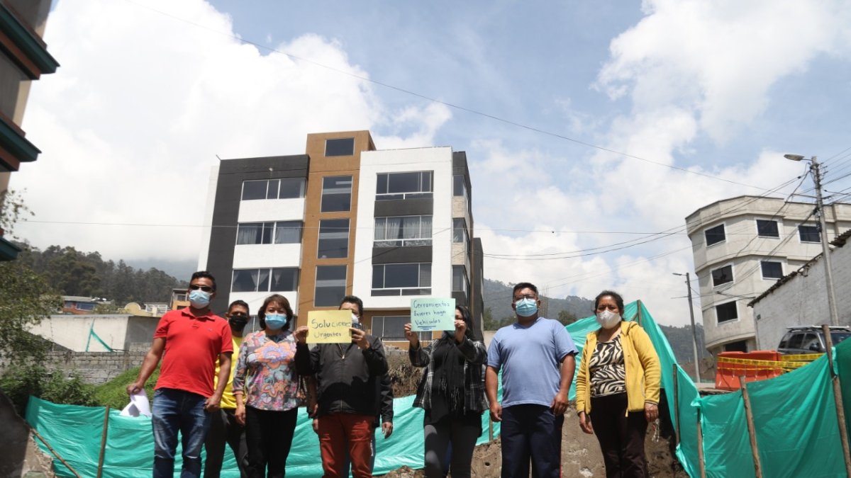 Vecinos. Después de limpiar el lodo de sus casas, ahora quieren reconstruir los cerramientos. También dicen que necesitan de forma urgente luz eléctrica.