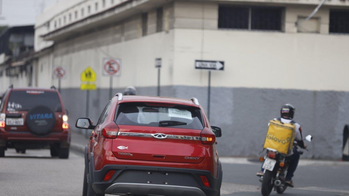 Problemática. La falta del distintivo vehicular se registra a nivel nacional desde el 2018.